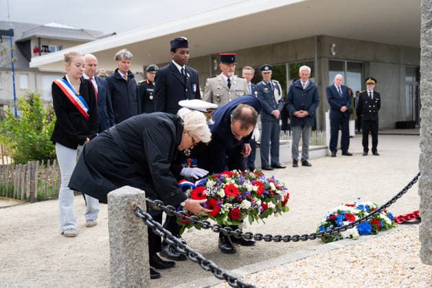 Sebastien Lecornu At D-Day Commemoration - Normandy Catherine Vautrin, minister of the Armed Forces and War Veterans, Sebastien Lecornu, prime minister, and Fabien Mandon, chief of staff of the armed forces, lay a wreath during the international ceremony marking the 82nd anniversary of the Normandy Landings in Langrune-sur-Mer, France on June 6, 2026. Photo by Gregoire Campione Pool ABACAPRESS.COM France  Copyright: xCampionexGregoire ABACAx