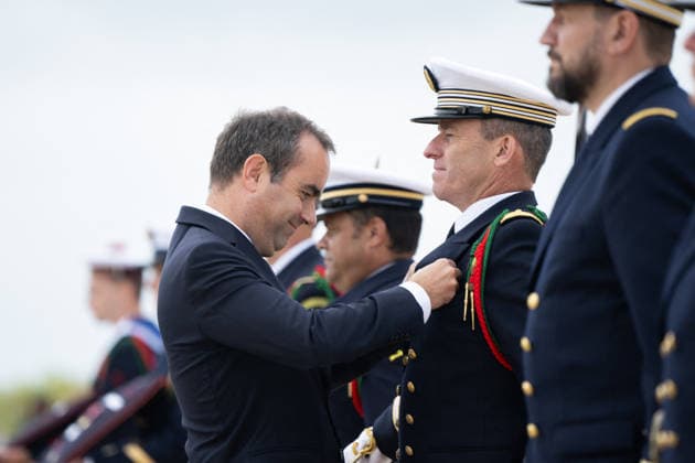 Sebastien Lecornu At D-Day Commemoration - Normandy Sebastien Lecornu, French Prime Minister, presents a medal during the ceremony at the school of naval fusiliers and marine commandos commemorating the June 6, 1944 Normandy Landings in Ouistreham, France on June 6, 2026. Photo by Gregoire Campione Pool ABACAPRESS.COM France  Copyright: xCampionexGregoire ABACAx