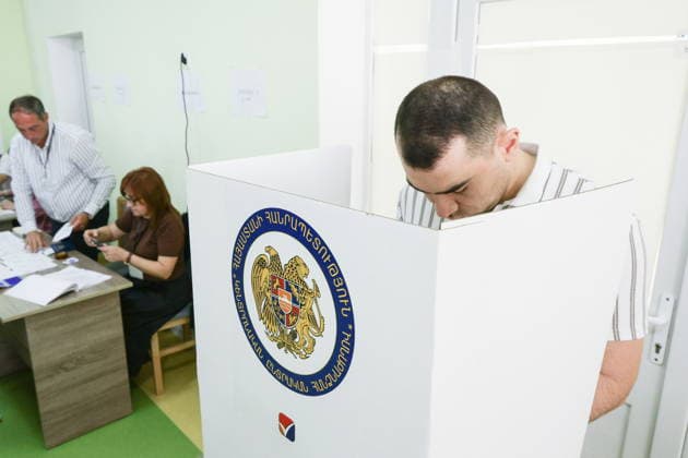 ARMENIA, YEREVAN - JUNE 7, 2026: A man votes in the 2026 Armenian parliamentary election Yerevan Armenia  - ZUMAt113 20260607_zaa_t113_006 Copyright: xAlexanderxPatrinx