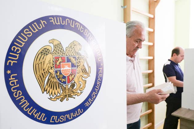 ARMENIA, YEREVAN - JUNE 7, 2026: A man votes in the 2026 Armenian parliamentary election Yerevan Armenia  - ZUMAt113 20260607_zaa_t113_007 Copyright: xAlexanderxPatrinx