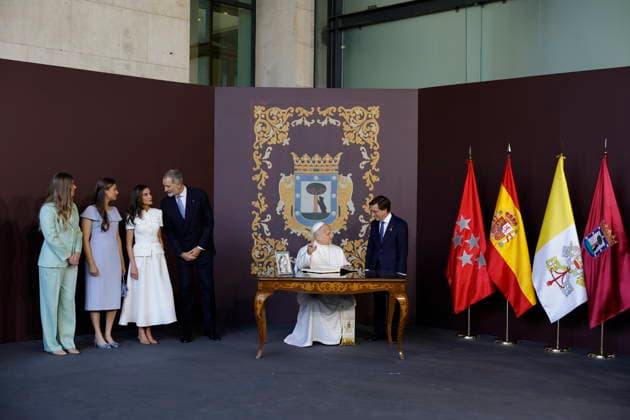 Pope Leo XIV presides at Holy Mass and a Eucharistic procession for Corpus Christi Day in Madrid King Felipe VI, Queen Letizia, Princess Leonor and Infanta Sofia, the mayor of Madrid, José Luis Martínez Almeida, during the presentation of the Golden Key of the City of Madrid to Pope Leo XIV, in the Plaza de Cibeles, on June 7, 2026, in Madrid Spain Pope Leo XIV officiates the Solemnity of Corpus Christi in Madrid with a Mass and subsequent Eucharistic procession around the capital The ceremony brings together high civil and religious authorities, as well as numerous faithful who follow the route of the Blessed Sacrament King Felipe VI, Queen Letizia, Princess Leonor and Infanta Sofia attend the event 07 JUNE 2026 PAPAL VISIT Jesús Hellí Ma  Copyright: xJesusxHellin EuropaxPress Poolx 7577957