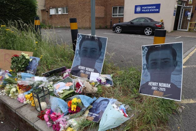 Tributes and flowers for Henry Nowak Tributes and flowers for Henry Nowak were left outside Portswood police station in Southampton. 05.06.2026  Copyright: xPeterxTarryx NINTCHDBPICT001086320638