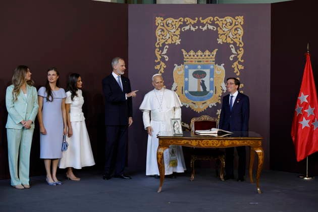 Pope Leo XIV presides at Holy Mass and a Eucharistic procession for Corpus Christi Day in Madrid King Felipe VI, Queen Letizia, Princess Leonor and Infanta Sofia, the mayor of Madrid, José Luis Martínez Almeida, during the presentation of the Golden Key of the City of Madrid to Pope Leo XIV, in the Plaza de Cibeles, on June 7, 2026, in Madrid Spain Pope Leo XIV officiates the Solemnity of Corpus Christi in Madrid with a Mass and subsequent Eucharistic procession in the surroundings of the capital The ceremony brings together high civil and religious authorities, as well as numerous faithful who follow the route of the Blessed Sacrament King Felipe VI, Queen Letizia, Princess Leonor and Infanta Sofia attend the event 07 JUNE 2026 PAPAL VISI  Copyright: xJesusxHellin EuropaxPress Poolx 7577958