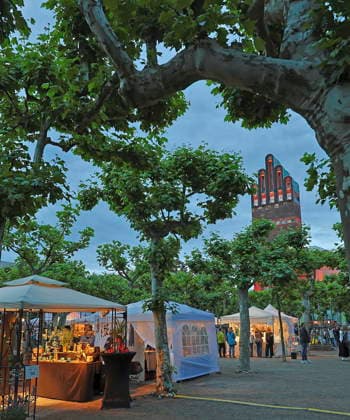 Mathildenhöhe - architektonisches Gesamtkunstwerk 06.06.2026 Darmstädter Mathildenhöhe feiert Welterbefest für das UNESCO Weltkulturerbe am Samstag und Sonntag (Welterbetag) und 125-jähriges Jubiläum der ersten Ausstellung 1901 hier Blick auf illuminierten Hochzeitsturm umrahmt von Platanen Darmstadt Hessen Deutschland *** Mathildenhöhe architectural synthesis of the arts 06 06 2026 Darmstadts Mathildenhöhe celebrates World Heritage Festival for the UNESCO World Heritage Site on Saturday and Sunday World Heritage Day and 125th anniversary of the first exhibition in 1901 here View of illuminated wedding tower framed by plane trees Darmstadt Hesse Germany