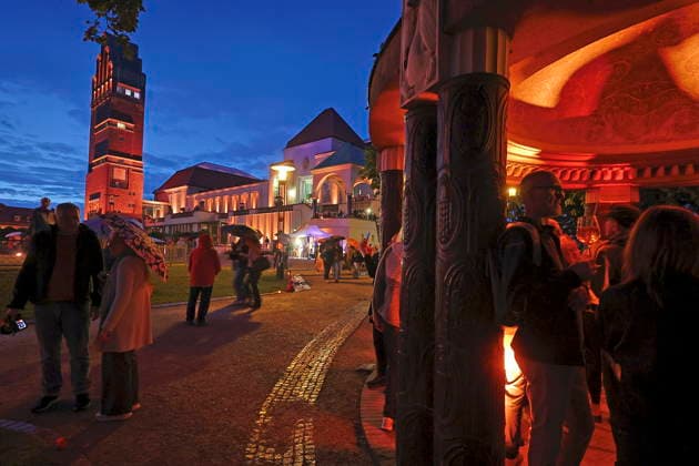 Mathildenhöhe - architektonisches Gesamtkunstwerk 06.06.2026 Darmstädter Mathildenhöhe feiert Welterbefest für das UNESCO Weltkulturerbe am Samstag und Sonntag (Welterbetag) und 125-jähriges Jubiläum der ersten Ausstellung 1901 hier Blick vom Pavillion auf dem Hochzeitsturm und Ausstellungsgebäude während Regenschauer Darmstadt Hessen Deutschland *** Mathildenhöhe architectural synthesis of the arts 06 06 2026 Darmstadts Mathildenhöhe celebrates World Heritage Festival for the UNESCO World Heritage Site on Saturday and Sunday World Heritage Day and 125th anniversary of the first exhibition in 1901 here view from the pavilion on the Wedding Tower and exhibition building during rain showers Darmstadt Hesse Germany