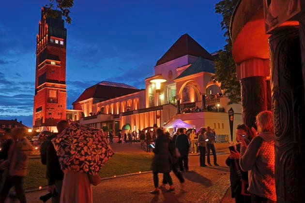 Mathildenhöhe - architektonisches Gesamtkunstwerk 06.06.2026 Darmstädter Mathildenhöhe feiert Welterbefest für das UNESCO Weltkulturerbe am Samstag und Sonntag (Welterbetag) und 125-jähriges Jubiläum der ersten Ausstellung 1901 hier Blick vom Pavillion auf dem Hochzeitsturm und Ausstellungsgebäude während Regenschauer Darmstadt Hessen Deutschland *** Mathildenhöhe architectural synthesis of the arts 06 06 2026 Darmstadts Mathildenhöhe celebrates World Heritage Festival for the UNESCO World Heritage Site on Saturday and Sunday World Heritage Day and 125th anniversary of the first exhibition in 1901 here view from the pavilion on the Wedding Tower and exhibition building during rain showers Darmstadt Hesse Germany