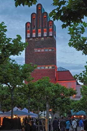Mathildenhöhe - architektonisches Gesamtkunstwerk 06.06.2026 Darmstädter Mathildenhöhe feiert Welterbefest für das UNESCO Weltkulturerbe am Samstag und Sonntag (Welterbetag) und 125-jähriges Jubiläum der ersten Ausstellung 1901 hier illumnierter Hochzeitsturm Blick vom Platanenhain Darmstadt Hessen Deutschland *** Mathildenhöhe architectural synthesis of the arts 06 06 2026 Darmstadts Mathildenhöhe celebrates World Heritage Festival for the UNESCO World Heritage Site on Saturday and Sunday World Heritage Day and 125th anniversary of the first exhibition in 1901 here illuminated wedding tower View from the plane tree grove Darmstadt Hesse Germany