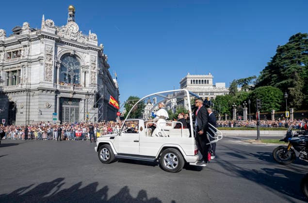 Pope Leo XIV presides at Holy Mass and a Eucharistic procession for Corpus Christi Day in Madrid Pope Leo XIV arrives by popemobile at Plaza de Cibeles, 7 June 2026, in Madrid Spain Pope Leo XIV officiates the Solemnity of Corpus Christi in Madrid with a Mass and subsequent Eucharistic procession around the capital The ceremony brings together high-ranking civil and religious authorities, King Felipe VI, Queen Letizia, Princess Leonor and Princess Sofia attend the event 07 JUNE 2026 PAPAL VISIT Madrid Madrid Spain  Copyright: xAlbertoxOrtegax 7578041