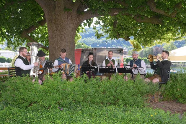2.Hausmusikroas 2026, mit der Innviertler Klarinettenmusi, unter der Schillerlinde in Gmunden, im Rahmen der Salzkammergut Festwochen Gmunden, fotografiert am 06.06.26. Das Bild zeigt die Innviertler Klarinettenmusi während ihres Auftritts 2022 - 2.Hausmusikroas 2026, mit der Innviertler Klarinettenmusi, unter der Schillerlinde in Gmunden, im Rahmen der Salzkammergut Festwochen Gmunden, am 06.06.26 *** 2 Hausmusikroas 2026, with the Innviertler Klarinettenmusi, under the Schillerlinde in Gmunden, as part of the Salzkammergut Festwochen Gmunden, photographed on 06 06 26 The picture shows the Innviertler Klarinettenmusi during their performance 2022 2 Hausmusikroas 2026, with the Innviertler Klarinettenmusi, under the Schillerlinde in Gmunde