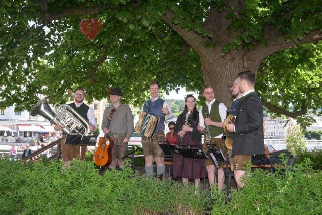 2.Hausmusikroas 2026, mit der Innviertler Klarinettenmusi, unter der Schillerlinde in Gmunden, im Rahmen der Salzkammergut Festwochen Gmunden, fotografiert am 06.06.26. Das Bild zeigt die Innviertler Klarinettenmusi während ihres Auftritts 2022 - 2.Hausmusikroas 2026, mit der Innviertler Klarinettenmusi, unter der Schillerlinde in Gmunden, im Rahmen der Salzkammergut Festwochen Gmunden, am 06.06.26 *** 2 Hausmusikroas 2026, with the Innviertler Klarinettenmusi, under the Schillerlinde in Gmunden, as part of the Salzkammergut Festwochen Gmunden, photographed on 06 06 26 The picture shows the Innviertler Klarinettenmusi during their performance 2022 2 Hausmusikroas 2026, with the Innviertler Klarinettenmusi, under the Schillerlinde in Gmunde