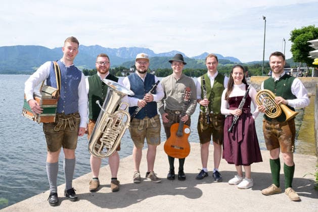 2.Hausmusikroas 2026, mit der Innviertler Klarinettenmusi, unter der Schillerlinde in Gmunden, im Rahmen der Salzkammergut Festwochen Gmunden, fotografiert am 06.06.26. Das Bild zeigt die Innviertler Klarinettenmusi am Am Traunseeufer mit ihren Instrumente - Gruppenfoto 2022 - 2.Hausmusikroas 2026, mit der Innviertler Klarinettenmusi, unter der Schillerlinde in Gmunden, im Rahmen der Salzkammergut Festwochen Gmunden, am 06.06.26 *** 2 Hausmusikroas 2026, with the Innviertler Klarinettenmusi, under the Schillerlinde in Gmunden, as part of the Salzkammergut Festwochen Gmunden, photographed on 06 06 26 The picture shows the Innviertler Klarinettenmusi on the banks of the Traunsee with their instruments Group photo 2022 2 Hausmusikroas 2026, wi
