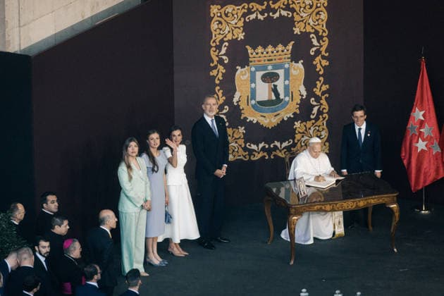 Pope Leo XIV presides at Holy Mass and a Eucharistic procession for Corpus Christi Day in Madrid King Felipe VI, Queen Letizia, Princess Leonor and Infanta Sofia, the mayor of Madrid, José Luis Martínez Almeida, during the presentation of the Golden Key of the City of Madrid to Pope Leo XIV, in the Plaza de Cibeles, on June 7, 2026, in Madrid Spain Pope Leo XIV officiates the Solemnity of Corpus Christi in Madrid with a Mass and subsequent Eucharistic procession in the surroundings of the capital The ceremony brings together high civil and religious authorities, as well as numerous faithful who follow the route of the Blessed Sacrament King Felipe VI, Queen Letizia, Princess Leonor and Infanta Sofia attend the event 07 JUNE 2026 PAPAL VISI  Copyright: xCarlosxLujanx 7578079