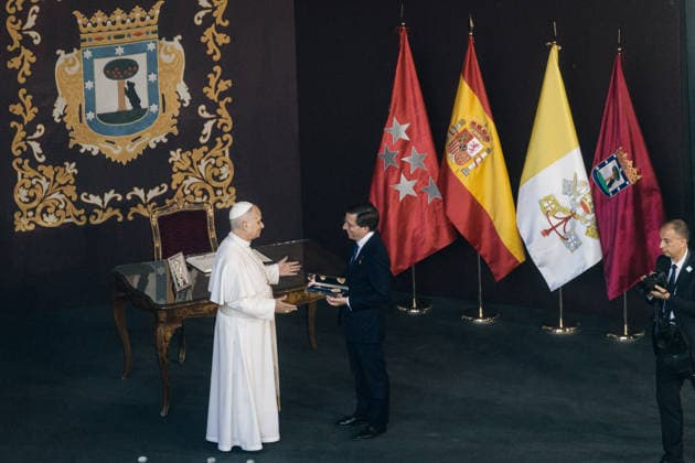 Pope Leo XIV presides at Holy Mass and a Eucharistic procession for Corpus Christi Day in Madrid The mayor of Madrid, José Luis Martínez Almeida, during the presentation of the Golden Key of the City of Madrid to Pope Leo XIV, in the Plaza de Cibeles, on June 7, 2026, in Madrid Spain Pope Leo XIV officiates the Solemnity of Corpus Christi in Madrid with a Mass and subsequent Eucharistic procession in the surroundings of the capital The ceremony brings together high civil and religious authorities, as well as numerous faithful who follow the route of the Blessed Sacrament King Felipe VI, Queen Letizia, Princess Leonor and Infanta Sofia attend the event 07 JUNE 2026 PAPAL VISIT Carlos Lujá Madrid Madrid Spain  Copyright: xCarlosxLujanx 7578080