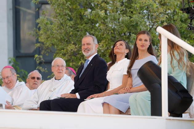Pope Leo XIV presides at Holy Mass and a Eucharistic procession for Corpus Christi Day in Madrid King Felipe VI, Queen Letizia, Princess Leonor and Infanta Sofia attend Mass on the feast of Corpus Christi, in the Plaza de Cibeles, June 7, 2026, in Madrid Spain Pope Leo XIV officiates the Solemnity of Corpus Christi in Madrid with a Mass and subsequent Eucharistic procession around the capital The ceremony brings together high civil and religious authorities, as well as numerous faithful who follow the route of the Blessed Sacrament King Felipe VI, Queen Letizia, Princess Leonor and Infanta Sofia attend the event 07 JUNE 2026 PAPAL VISIT Jesús Hellí Madrid Madrid Spain  Copyright: xJesusxHellin EuropaxPress Poolx 7578129