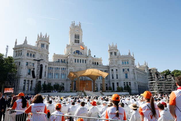 Pope Leo XIV presides at Holy Mass and a Eucharistic procession for Corpus Christi Day in Madrid Pope Leo XIV presides at Corpus Christi Mass in Plaza de Cibeles, June 7, 2026, in Madrid Spain Pope Leo XIV officiates the Solemnity of Corpus Christi in Madrid with a Mass and subsequent Eucharistic procession in the vicinity of the capital The ceremony brings together high-ranking civil and religious authorities, King Felipe VI, Queen Letizia, Princess Leonor and Infanta Sofia attend the event 07 JUNE 2026 PAPAL VISIT Jesús Hellí Madrid Madrid Spain  Copyright: xJesusxHellin EuropaxPress Poolx 7578136