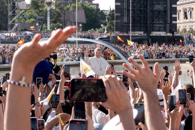 Thousands of faithful are already waiting for the Pope in the streets of Madrid before the start of the Mass of Corpus Christi Pope Leo XIV greets from the popemobile, in the Plaza de Colon, on June 7, 2026, in Madrid Spain Pope Leo XIV walks the streets before officiating a Mass and subsequent Eucharistic procession in the surroundings of the capital The ceremony brings together high civil and religious authorities, King Felipe VI, Queen Letizia, Princess Leonor and Infanta Sofia attend the event 07 JUNE 2026 PAPAL VISIT Diego Radamé Madrid Madrid Espana  Copyright: xDiegoxRadamÃ sx 7578188