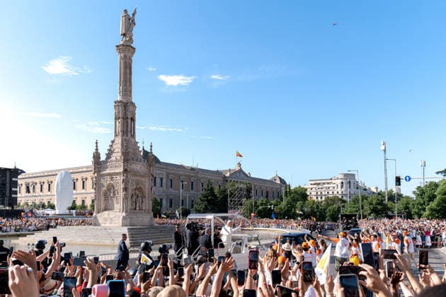 Thousands of faithful are already waiting for the Pope in the streets of Madrid before the start of the Mass of Corpus Christi Pope Leo XIV greets from the popemobile, in the Plaza de Colon, on June 7, 2026, in Madrid Spain Pope Leo XIV walks the streets before officiating a Mass and subsequent Eucharistic procession in the surroundings of the capital The ceremony brings together high civil and religious authorities, King Felipe VI, Queen Letizia, Princess Leonor and Infanta Sofia attend the event 07 JUNE 2026 PAPAL VISIT Diego Radamé Madrid Madrid Espana  Copyright: xDiegoxRadamÃ sx 7578193
