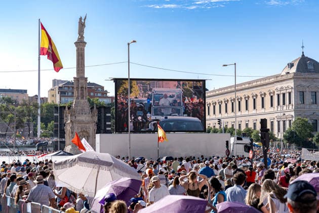 Thousands of faithful are already waiting for the Pope in the streets of Madrid before the start of the Mass of Corpus Christi Pope Leo XIV greets from the popemobile, in the Plaza de Colon, on June 7, 2026, in Madrid Spain Pope Leo XIV walks the streets before officiating a Mass and subsequent Eucharistic procession in the surroundings of the capital The ceremony brings together high civil and religious authorities, King Felipe VI, Queen Letizia, Princess Leonor and Infanta Sofia attend the event 07 JUNE 2026 PAPAL VISIT Diego Radamé Madrid Madrid Espana  Copyright: xDiegoxRadamÃ sx 7578195