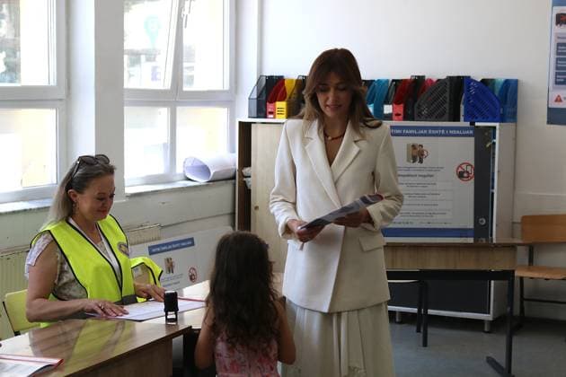 Early general election in Kosovo PRISTINA, KOSOVO - JUNE 7: Acting President of Kosovo Albulena Haxhiu casts her ballot during the snap general election in Pristina, Kosovo, on June 7, 2026. Erkin Keci Anadolu Pristina Kosovo. Editorial use only. Please get in touch for any other usage.  Copyright: x2026xAnadoluxErkinxKecix