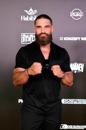 Reality-Star Aleks Petrovic bei Fame Fighting International, dem großen Promi-Boxen von BILD und Eugen Lopez - erstmalig in Kooperation mit Misfits Boxing und dem britischen Medienpartner The Sun - in der Leverkusener Ostermann Arena. Leverkusen, 06.06.2026 NRW Deutschland *** Reality star Aleks Petrovic at Fame Fighting International, the big celebrity boxing event organized by BILD and Eugen Lopez for the first time in cooperation with Misfits Boxing and British media partner The Sun at the Ostermann Arena Leverkusen, 06 06 2026 NRW Germany Copyright: xChristophxHardtx