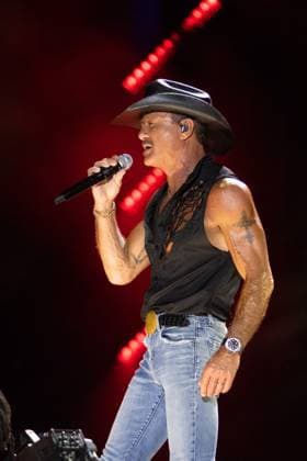 TIM MCGRAW on stage for CMA Fest 2026 - SAT, , Nashville, TN, June 06, 2026. Photo By: Justin Renfroe Everett Collection CMA Fest 2026 - SAT PUBLICATIONXNOTxINxCANxCHNxFRAxITAxJPNxNORxPOLxRUSxESPxUKxUSA