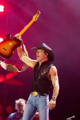 TIM MCGRAW on stage for CMA Fest 2026 - SAT, , Nashville, TN, June 06, 2026. Photo By: Justin Renfroe Everett Collection CMA Fest 2026 - SAT PUBLICATIONXNOTxINxCANxCHNxFRAxITAxJPNxNORxPOLxRUSxESPxUKxUSA