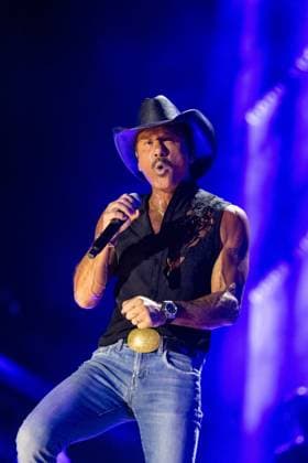 TIM MCGRAW on stage for CMA Fest 2026 - SAT, , Nashville, TN, June 06, 2026. Photo By: Justin Renfroe Everett Collection CMA Fest 2026 - SAT PUBLICATIONXNOTxINxCANxCHNxFRAxITAxJPNxNORxPOLxRUSxESPxUKxUSA