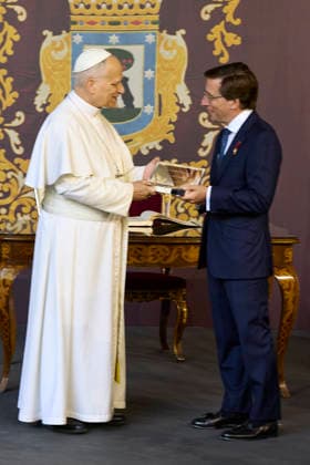 Pope Leo XIV presides at Holy Mass and a Eucharistic procession for Corpus Christi Day in Madrid The mayor of Madrid, José Luis Martínez Almeida, during the presentation of the Golden Key of the City of Madrid, in the Plaza de Cibeles, on June 7, 2026, in Madrid Spain Pope Leo XIV officiates the Solemnity of Corpus Christi in Madrid with a Mass and subsequent Eucharistic procession around the capital The ceremony brings together high civil and religious authorities, as well as numerous faithful who follow the route of the Blessed Sacrament King Felipe VI, Queen Letizia, Princess Leonor and Infanta Sofia attend the event 07 JUNE 2026 PAPAL VISIT Jesús Hellí Madrid Madrid Spain  Copyright: xJesusxHellin EuropaxPress Poolx 7578534