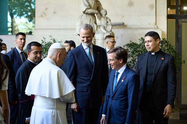 Pope Leo XIV presides at Holy Mass and a Eucharistic procession for Corpus Christi Day in Madrid King Felipe VI and the Mayor of Madrid, José Luis Martínez Almeida, during the presentation of the Golden Key of the City of Madrid, in the Plaza de Cibeles, on June 7, 2026, in Madrid Spain Pope Leo XIV officiates the Solemnity of Corpus Christi in Madrid with a Mass and subsequent Eucharistic procession in the surroundings of the capital The ceremony brings together high civil and religious authorities, as well as numerous faithful who follow the route of the Blessed Sacrament King Felipe VI, Queen Letizia, Princess Leonor and Infanta Sofia attend the event 07 JUNE 2026 PAPAL VISIT Jesús Hellí Madrid Madrid Spain  Copyright: xJesusxHellin EuropaxPress Poolx 7578538