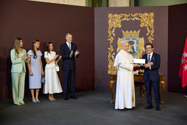 Pope Leo XIV presides at Holy Mass and a Eucharistic procession for Corpus Christi Day in Madrid King Felipe VI, Queen Letizia, Princess Leonor and Infanta Sofia, the mayor of Madrid, José Luis Martínez Almeida, during the presentation of the Golden Key of the City of Madrid to Pope Leo XIV, in the Plaza de Cibeles, on June 7, 2026, in Madrid Spain Pope Leo XIV officiates the Solemnity of Corpus Christi in Madrid with a Mass and subsequent Eucharistic procession in the surroundings of the capital The ceremony brings together high civil and religious authorities, as well as numerous faithful who follow the route of the Blessed Sacrament King Felipe VI, Queen Letizia, Princess Leonor and Infanta Sofia attend the event 07 JUNE 2026 PAPAL VISI  Copyright: xJesusxHellin EuropaxPress Poolx 7578554