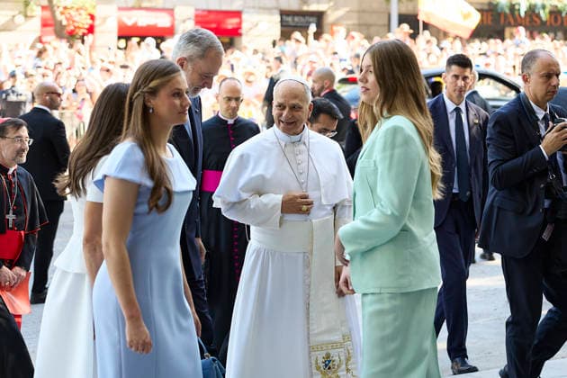 Pope Leo XIV presides the Holy Mass and a Eucharistic procession for Corpus Christi Day in Madrid King Felipe VI, Queen Letizia, Princess Leonor and Infanta Sofia during the presentation of the Golden Key of the City of Madrid, in the Plaza de Cibeles, on June 7, 2026, in Madrid Spain Pope Leo XIV officiates the Solemnity of Corpus Christi in Madrid with a Mass and subsequent Eucharistic procession around the capital The ceremony brings together high civil and religious authorities, as well as numerous faithful who follow the route of the Blessed Sacrament King Felipe VI, Queen Letizia, Princess Leonor and Infanta Sofia attend the event 07 JUNE 2026 PAPAL VISIT Jesús Hellí Madrid Madrid Spain  Copyright: xJesusxHellin EuropaxPress Poolx 7578543