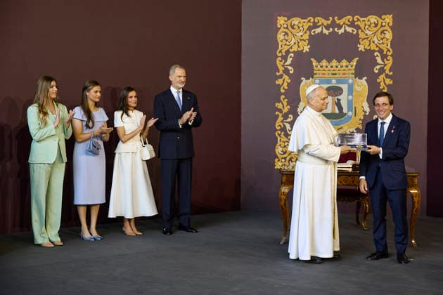 Pope Leo XIV presides at Holy Mass and a Eucharistic procession for Corpus Christi Day in Madrid King Felipe VI, Queen Letizia, Princess Leonor and Infanta Sofia, the mayor of Madrid, José Luis Martínez Almeida, during the presentation of the Golden Key of the City of Madrid to Pope Leo XIV, in the Plaza de Cibeles, on June 7, 2026, in Madrid Spain Pope Leo XIV officiates the Solemnity of Corpus Christi in Madrid with a Mass and subsequent Eucharistic procession in the surroundings of the capital The ceremony brings together high civil and religious authorities, as well as numerous faithful who follow the route of the Blessed Sacrament King Felipe VI, Queen Letizia, Princess Leonor and Infanta Sofia attend the event 07 JUNE 2026 PAPAL VISI  Copyright: xJesusxHellin EuropaxPress Poolx 7578555