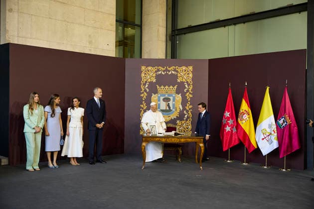 Pope Leo XIV presides at Holy Mass and a Eucharistic procession for Corpus Christi Day in Madrid King Felipe VI, Queen Letizia, Princess Leonor and Infanta Sofia, the mayor of Madrid, José Luis Martínez Almeida, during the presentation of the Golden Key of the City of Madrid to Pope Leo XIV, in the Plaza de Cibeles, on June 7, 2026, in Madrid Spain Pope Leo XIV officiates the Solemnity of Corpus Christi in Madrid with a Mass and subsequent Eucharistic procession in the surroundings of the capital The ceremony brings together high civil and religious authorities, as well as numerous faithful who follow the route of the Blessed Sacrament King Felipe VI, Queen Letizia, Princess Leonor and Infanta Sofia attend the event 07 JUNE 2026 PAPAL VISI  Copyright: xJesusxHellin EuropaxPress Poolx 7578556