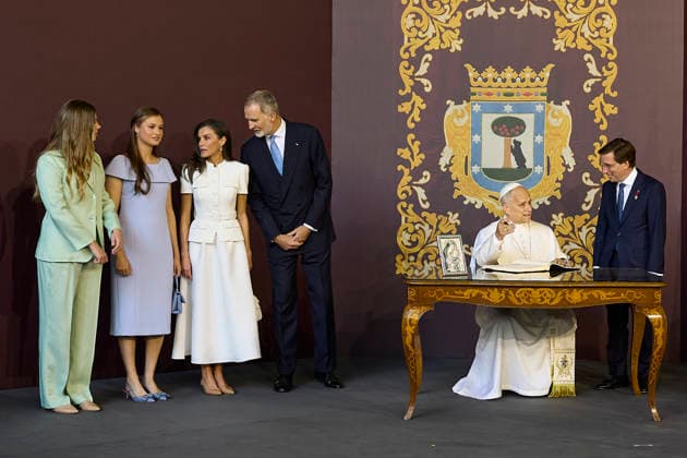 Pope Leo XIV presides at Holy Mass and a Eucharistic procession for Corpus Christi Day in Madrid King Felipe VI, Queen Letizia, Princess Leonor and Infanta Sofia, the mayor of Madrid, José Luis Martínez Almeida, during the presentation of the Golden Key of the City of Madrid to Pope Leo XIV, in the Plaza de Cibeles, on June 7, 2026, in Madrid Spain Pope Leo XIV officiates the Solemnity of Corpus Christi in Madrid with a Mass and subsequent Eucharistic procession in the surroundings of the capital The ceremony brings together high civil and religious authorities, as well as numerous faithful who follow the route of the Blessed Sacrament King Felipe VI, Queen Letizia, Princess Leonor and Infanta Sofia attend the event 07 JUNE 2026 PAPAL VISI  Copyright: xJesusxHellin EuropaxPress Poolx 7578557