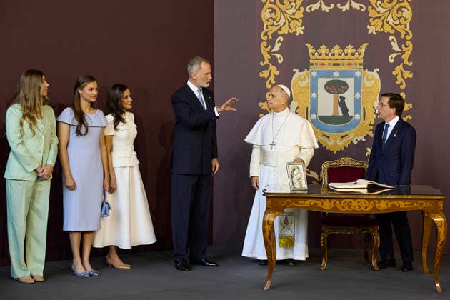 Pope Leo XIV presides at Holy Mass and a Eucharistic procession for Corpus Christi Day in Madrid King Felipe VI, Queen Letizia, Princess Leonor and Infanta Sofia, the mayor of Madrid, José Luis Martínez Almeida, during the presentation of the Golden Key of the City of Madrid to Pope Leo XIV, in the Plaza de Cibeles, on June 7, 2026, in Madrid Spain Pope Leo XIV officiates the Solemnity of Corpus Christi in Madrid with a Mass and subsequent Eucharistic procession in the surroundings of the capital The ceremony brings together high civil and religious authorities, as well as numerous faithful who follow the route of the Blessed Sacrament King Felipe VI, Queen Letizia, Princess Leonor and Infanta Sofia attend the event 07 JUNE 2026 PAPAL VISI  Copyright: xJesusxHellin EuropaxPress Poolx 7578558