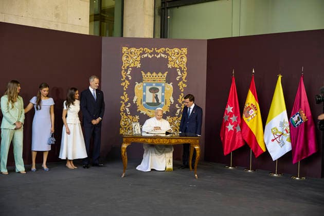Pope Leo XIV presides at Holy Mass and a Eucharistic procession for Corpus Christi Day in Madrid King Felipe VI, Queen Letizia, Princess Leonor and Infanta Sofia, the mayor of Madrid, José Luis Martínez Almeida, during the presentation of the Golden Key of the City of Madrid to Pope Leo XIV, in the Plaza de Cibeles, on June 7, 2026, in Madrid Spain Pope Leo XIV officiates the Solemnity of Corpus Christi in Madrid with a Mass and subsequent Eucharistic procession in the surroundings of the capital The ceremony brings together high civil and religious authorities, as well as numerous faithful who follow the route of the Blessed Sacrament King Felipe VI, Queen Letizia, Princess Leonor and Infanta Sofia attend the event 07 JUNE 2026 PAPAL VISI  Copyright: xJesusxHellin EuropaxPress Poolx 7578561