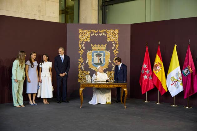 Pope Leo XIV presides at Holy Mass and a Eucharistic procession for Corpus Christi Day in Madrid King Felipe VI, Queen Letizia, Princess Leonor and Infanta Sofia, the mayor of Madrid, José Luis Martínez Almeida, during the presentation of the Golden Key of the City of Madrid to Pope Leo XIV, in the Plaza de Cibeles, on June 7, 2026, in Madrid Spain Pope Leo XIV officiates the Solemnity of Corpus Christi in Madrid with a Mass and subsequent Eucharistic procession in the surroundings of the capital The ceremony brings together high civil and religious authorities, as well as numerous faithful who follow the route of the Blessed Sacrament King Felipe VI, Queen Letizia, Princess Leonor and Infanta Sofia attend the event 07 JUNE 2026 PAPAL VISI  Copyright: xJesusxHellin EuropaxPress Poolx 7578562