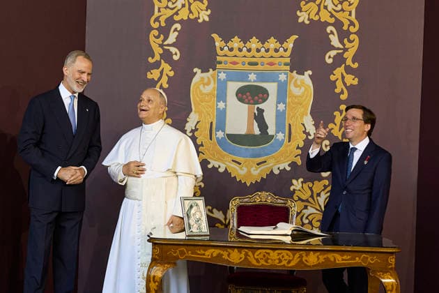Pope Leo XIV presides at Holy Mass and a Eucharistic procession for Corpus Christi Day in Madrid King Felipe VI, the mayor of Madrid, José Luis Martínez Almeida, during the presentation of the Golden Key of the City of Madrid to Pope Leo XIV, in the Plaza de Cibeles, on June 7, 2026, in Madrid Spain Pope Leo XIV officiates the Solemnity of Corpus Christi in Madrid with a Mass and subsequent Eucharistic procession in the surroundings of the capital The ceremony brings together high civil and religious authorities, as well as numerous faithful who follow the route of the Blessed Sacrament King Felipe VI, Queen Letizia, Princess Leonor and Infanta Sofia attend the event 07 JUNE 2026 PAPAL VISIT Jesús Hellí Madrid Madrid Spain  Copyright: xJesusxHellin EuropaxPress Poolx 7578575