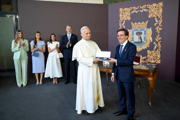 SPAIN - POPE LEO XIV LEADS THE HOLY MASS IN THE PLAZA DE CIBELES IN MADRID - 2026 6 7 Spain, Vatican, 2026 6 7 Pope Leo XIV during the presentation of the Golden Key of the City of Madrid EDITORIAL USE ONLY - NO BOOKS Copyright: xVATICANxMEDIA CPPx