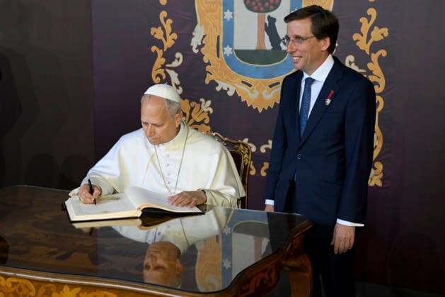 SPAIN - POPE LEO XIV LEADS THE HOLY MASS IN THE PLAZA DE CIBELES IN MADRID - 2026 6 7 Spain, Vatican, 2026 6 7 Pope Leo XIV during the signing of the guest book of Madrid EDITORIAL USE ONLY - NO BOOKS Copyright: xVATICANxMEDIA CPPx