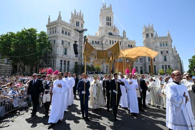 SPAIN - POPE LEO XIV LEADS THE HOLY MASS IN THE PLAZA DE CIBELES IN MADRID - 2026 6 7 Spain, Vatican, 2026 6 7 Pope Leo XIV walks along Alcala Street during the Corpus Christi procession following the Holy Mass held in the Plaza de Cibeles in Madrid EDITORIAL USE ONLY - NO BOOKS Copyright: xVATICANxMEDIA CPPx