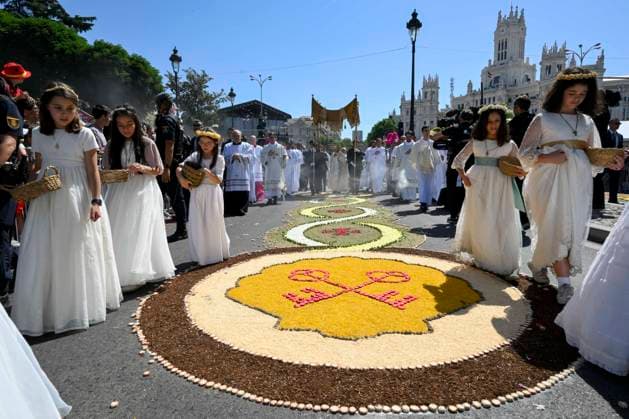 SPAIN - POPE LEO XIV LEADS THE HOLY MASS IN THE PLAZA DE CIBELES IN MADRID - 2026 6 7 Spain, Vatican, 2026 6 7 Pope Leo XIV walks along Alcala Street during the Corpus Christi procession following the Holy Mass held in the Plaza de Cibeles in Madrid EDITORIAL USE ONLY - NO BOOKS Copyright: xVATICANxMEDIA CPPx