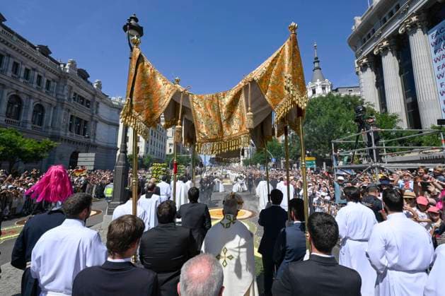SPAIN - POPE LEO XIV LEADS THE HOLY MASS IN THE PLAZA DE CIBELES IN MADRID - 2026 6 7 Spain, Vatican, 2026 6 7 Pope Leo XIV walks along Alcala Street during the Corpus Christi procession following the Holy Mass held in the Plaza de Cibeles in Madrid EDITORIAL USE ONLY - NO BOOKS Copyright: xVATICANxMEDIA CPPx