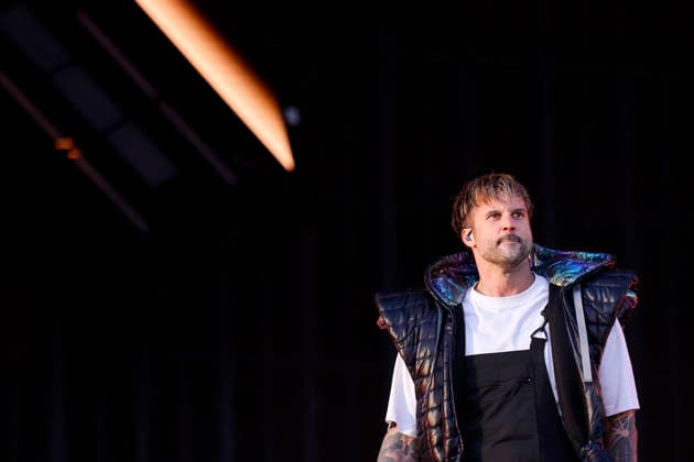 Sänger Kevin Ratajczak von der Band Electric Callboy bei Rock am Ring (RaR) 2026. Rock am Ring ist ein von Marek Lieberberg gegründetes Musikfestival, das traditionell auf dem Nürburgring in der Nähe der Stadt Adenau in der Eifel stattfindet. Es gilt als das traditionsreichste Rockfestival Deutschlands. Nürburg, 06.06.2026 Rheinland-Pfalz Deutschland *** Singer Kevin Ratajczak from the band Electric Callboy at Rock am Ring RaR 2026 Rock am Ring is a music festival founded by Marek Lieberberg that traditionally takes place at the Nürburgring near the town of Adenau in the Eifel region It is considered the most traditional rock festival in Germany Nürburg, 06 06 2026 Rhineland-Palatinate Germany Copyright: xChristophxHardtx
