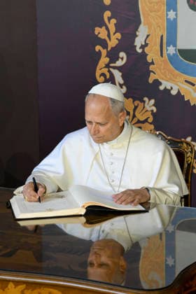 SPAIN - POPE LEO XIV LEADS THE HOLY MASS IN THE PLAZA DE CIBELES IN MADRID - 2026 6 7 Spain, Vatican, 2026 6 7 Pope Leo XIV during the signing of the guest book of Madrid EDITORIAL USE ONLY - NO BOOKS Copyright: xVATICANxMEDIA CPPx