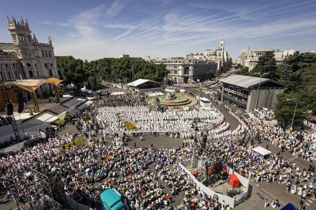 Pope Leo XIV presides at Holy Mass and a Eucharistic procession for Corpus Christi Day in Madrid Dozens of people participate in the Corpus Christi Mass presided over by Pope Leo XIV, in the Plaza de Cibeles, June 7, 2026, in Madrid Spain Pope Leo XIV officiates the Solemnity of Corpus Christi in Madrid with a Mass and subsequent Eucharistic procession in the surroundings of the capital The ceremony brings together high civil and religious authorities, as well as numerous faithful who follow the route of the Blessed Sacrament King Felipe VI, Queen Letizia, Princess Leonor and Infanta Sofia attend the event 07 JUNE 2026 PAPAL VISIT Carlos Lujá Madrid Madrid Spain  Copyright: xCarlosxLujanx 7578738
