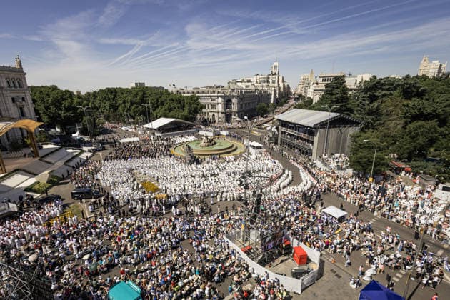 Pope Leo XIV presides at Holy Mass and a Eucharistic procession for Corpus Christi Day in Madrid Dozens of people participate in the Corpus Christi Mass presided over by Pope Leo XIV, in the Plaza de Cibeles, June 7, 2026, in Madrid Spain Pope Leo XIV officiates the Solemnity of Corpus Christi in Madrid with a Mass and subsequent Eucharistic procession in the surroundings of the capital The ceremony brings together high civil and religious authorities, as well as numerous faithful who follow the route of the Blessed Sacrament King Felipe VI, Queen Letizia, Princess Leonor and Infanta Sofia attend the event 07 JUNE 2026 PAPAL VISIT Carlos Lujá Madrid Madrid Spain  Copyright: xCarlosxLujanx 7578739