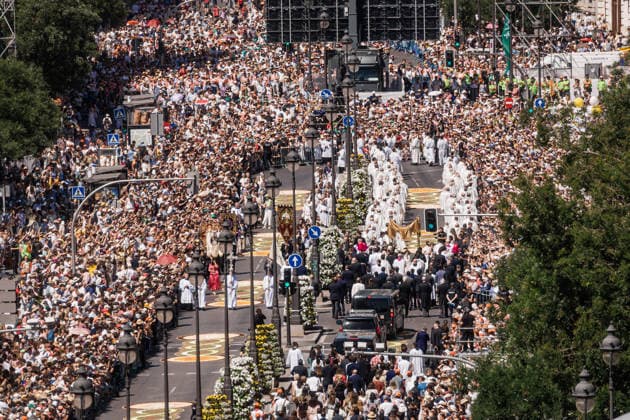 Pope Leo XIV presides at Holy Mass and a Eucharistic procession for Corpus Christi Day in Madrid Pope Leo XIV presides at the Corpus Christi procession in Cibeles Square, June 7, 2026, in Madrid Spain Pope Leo XIV officiates the Solemnity of Corpus Christi in Madrid with a Mass and subsequent Eucharistic procession in the vicinity of the capital The ceremony brings together high civil and religious authorities, King Felipe VI, Queen Letizia, Princess Leonor and Infanta Sofia attend the event 07 JUNE 2026 PAPAL VISIT Carlos Lujá Carlos Lujá Madrid Madrid Spain  Copyright: xCarlosxLujanx 7578757