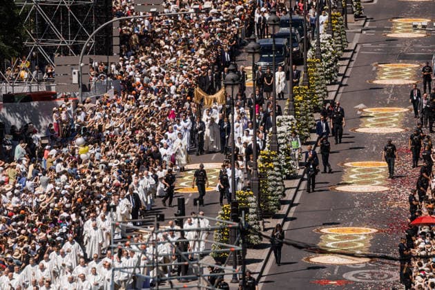 Pope Leo XIV presides at Holy Mass and a Eucharistic procession for Corpus Christi Day in Madrid Pope Leo XIV presides at the Corpus Christi procession in Cibeles Square, June 7, 2026, in Madrid Spain Pope Leo XIV officiates the Solemnity of Corpus Christi in Madrid with a Mass and subsequent Eucharistic procession in the vicinity of the capital The ceremony brings together high civil and religious authorities, King Felipe VI, Queen Letizia, Princess Leonor and Infanta Sofia attend the event 07 JUNE 2026 PAPAL VISIT Carlos Lujá Carlos Lujá Madrid Madrid Spain  Copyright: xCarlosxLujanx 7578760