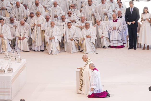 Pope Leo XIV presides at Holy Mass and a Eucharistic procession for Corpus Christi Day in Madrid Pope Leo XIV presides at Corpus Christi Mass in Cibeles Square on June 7, 2026, in Madrid Spain Pope Leo XIV officiates at the Solemnity of Corpus Christi in Madrid with a Mass and subsequent Eucharistic procession around the capital The ceremony brings together high civil and religious authorities, King Felipe VI, Queen Letizia, Princess Leonor and Infanta Sofia attend the event 07 JUNE 2026 PAPAL VISIT Carlos Lujá Madrid Madrid Spain  Copyright: xCarlosxLujanx 7578765